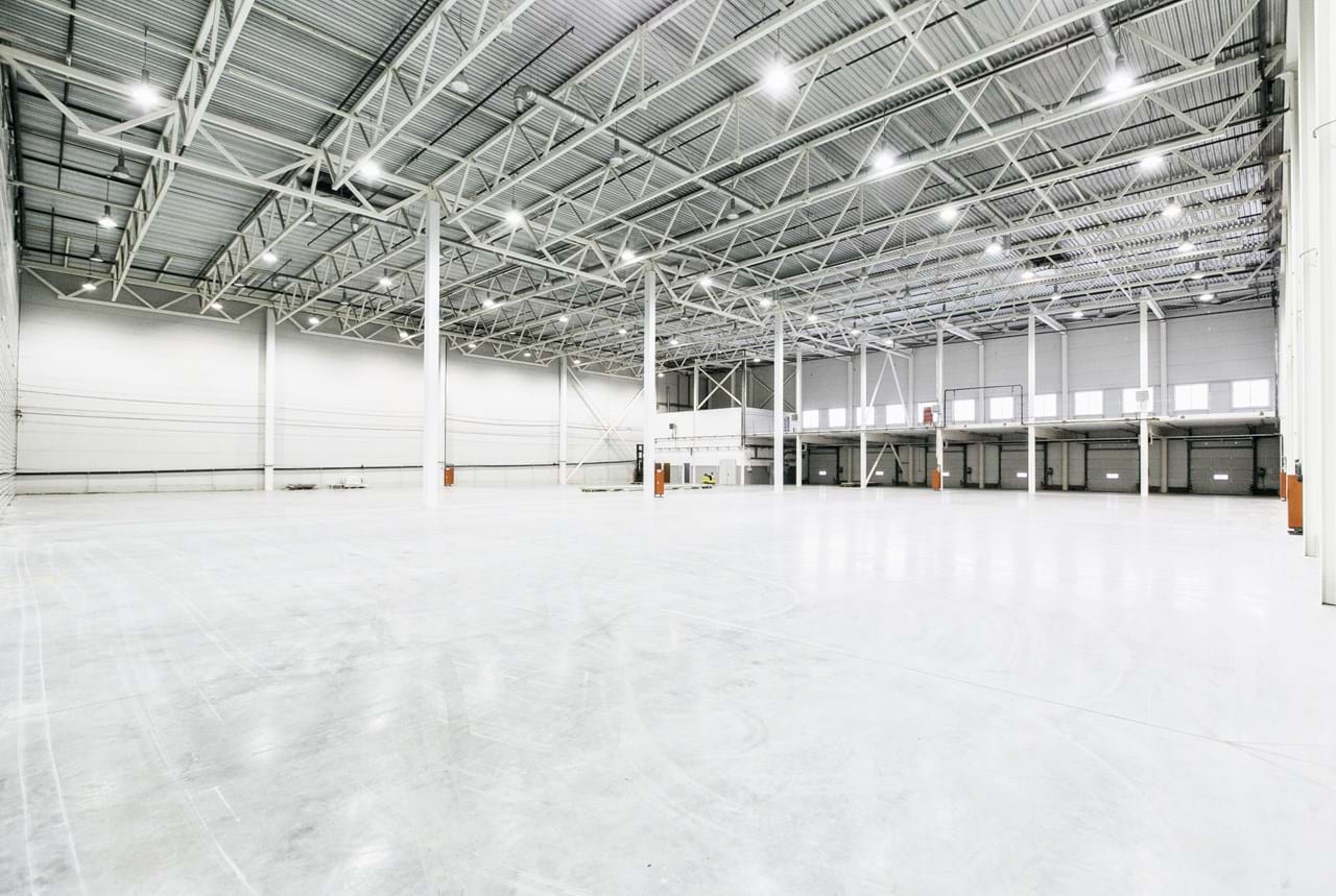 Epoxygulv i stor lagerhal