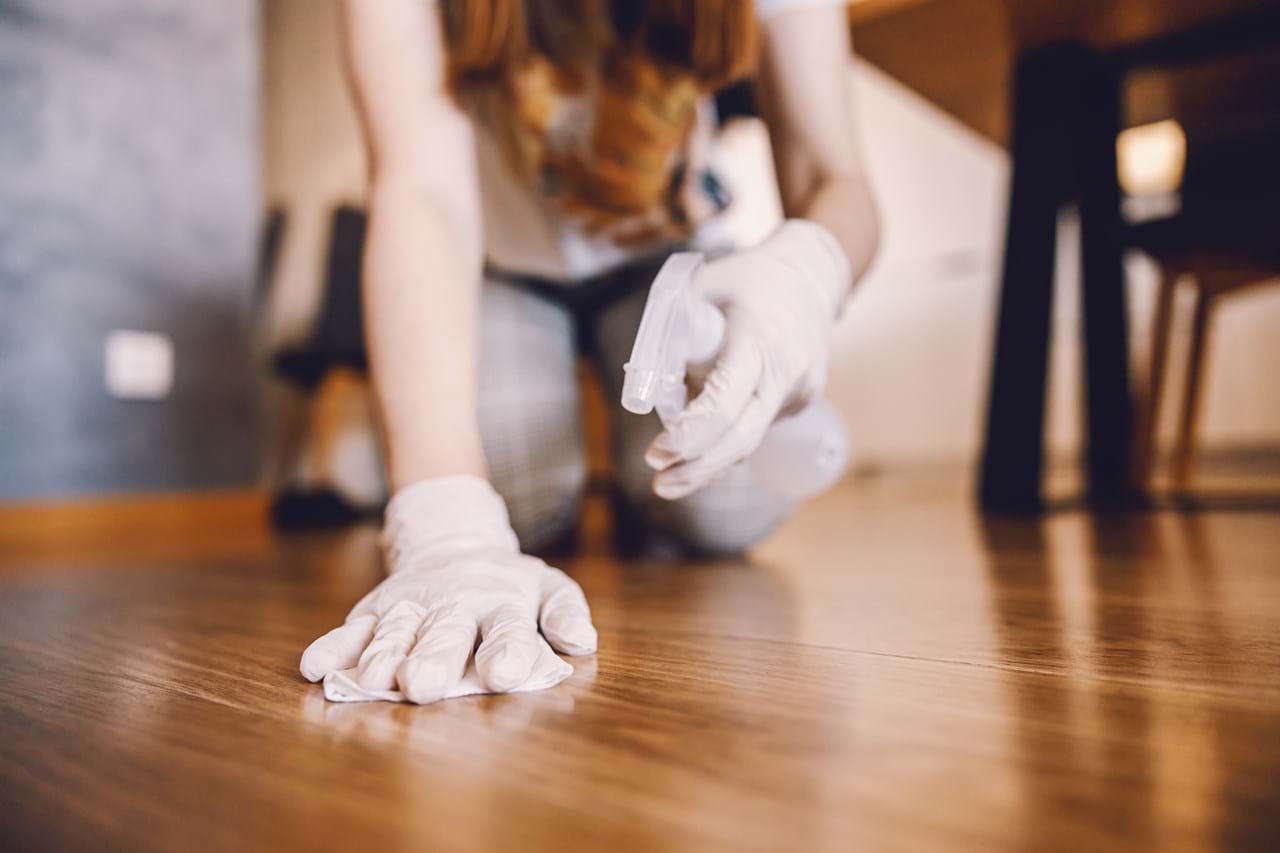 Dame renser gulv med spray