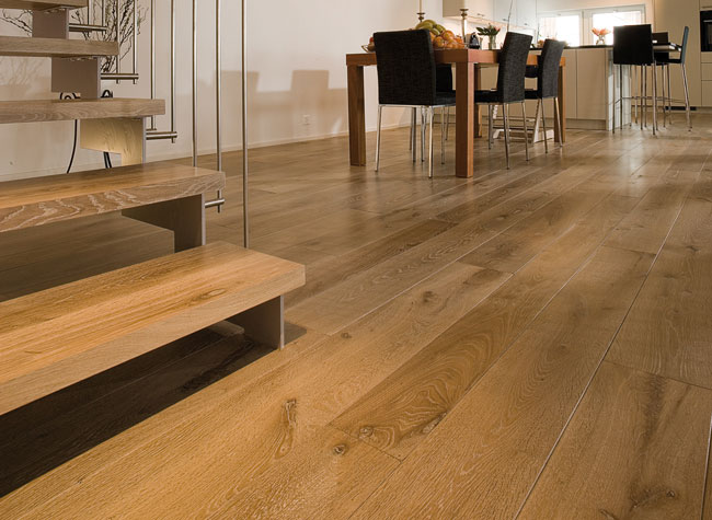 Oliepleje indendørs på trægulv