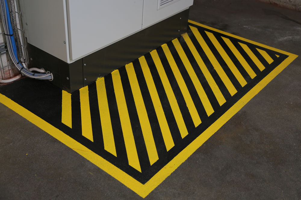 Vejstribemaling på betongulv